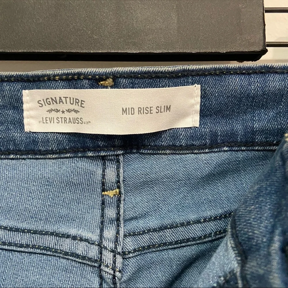 Levi's Women's Medium Wash Med Rise Slim Jeans Size 14S - Picture 4 of 13